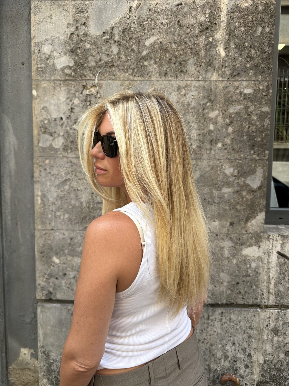 Biondo lungo e liscio, ritratto in strada