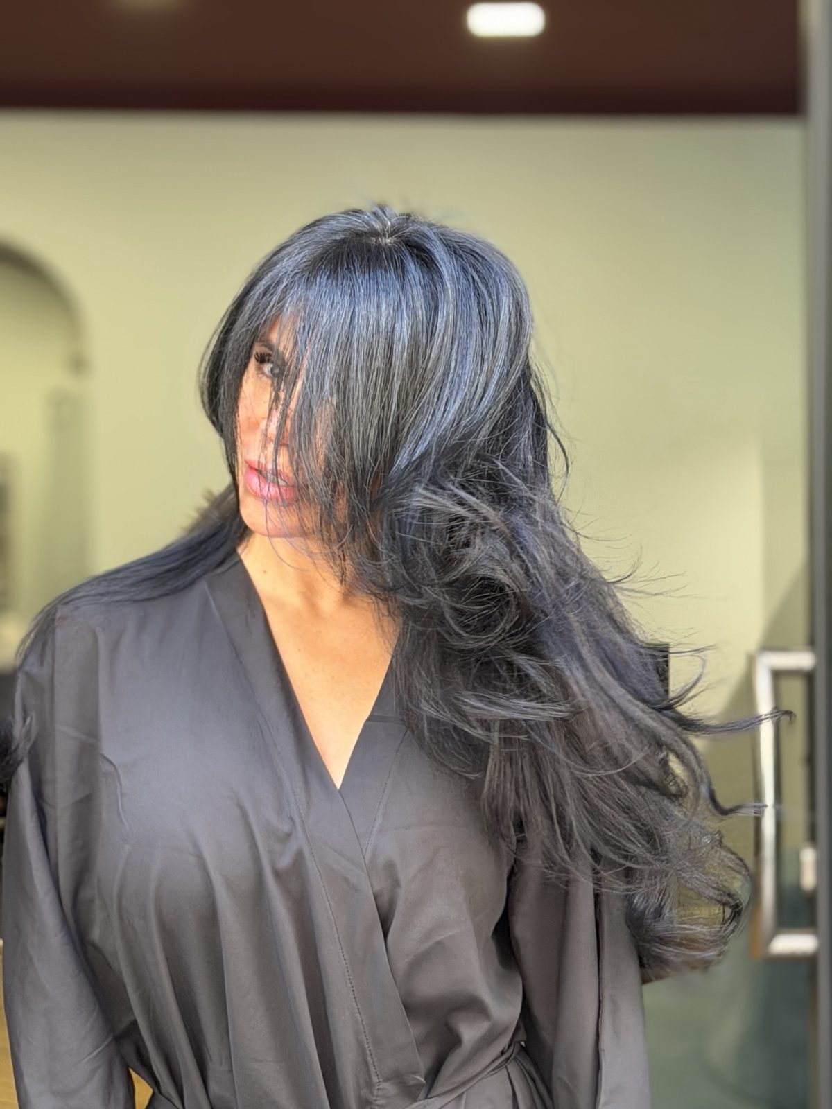 Capelli lunghi scuri con movimento
