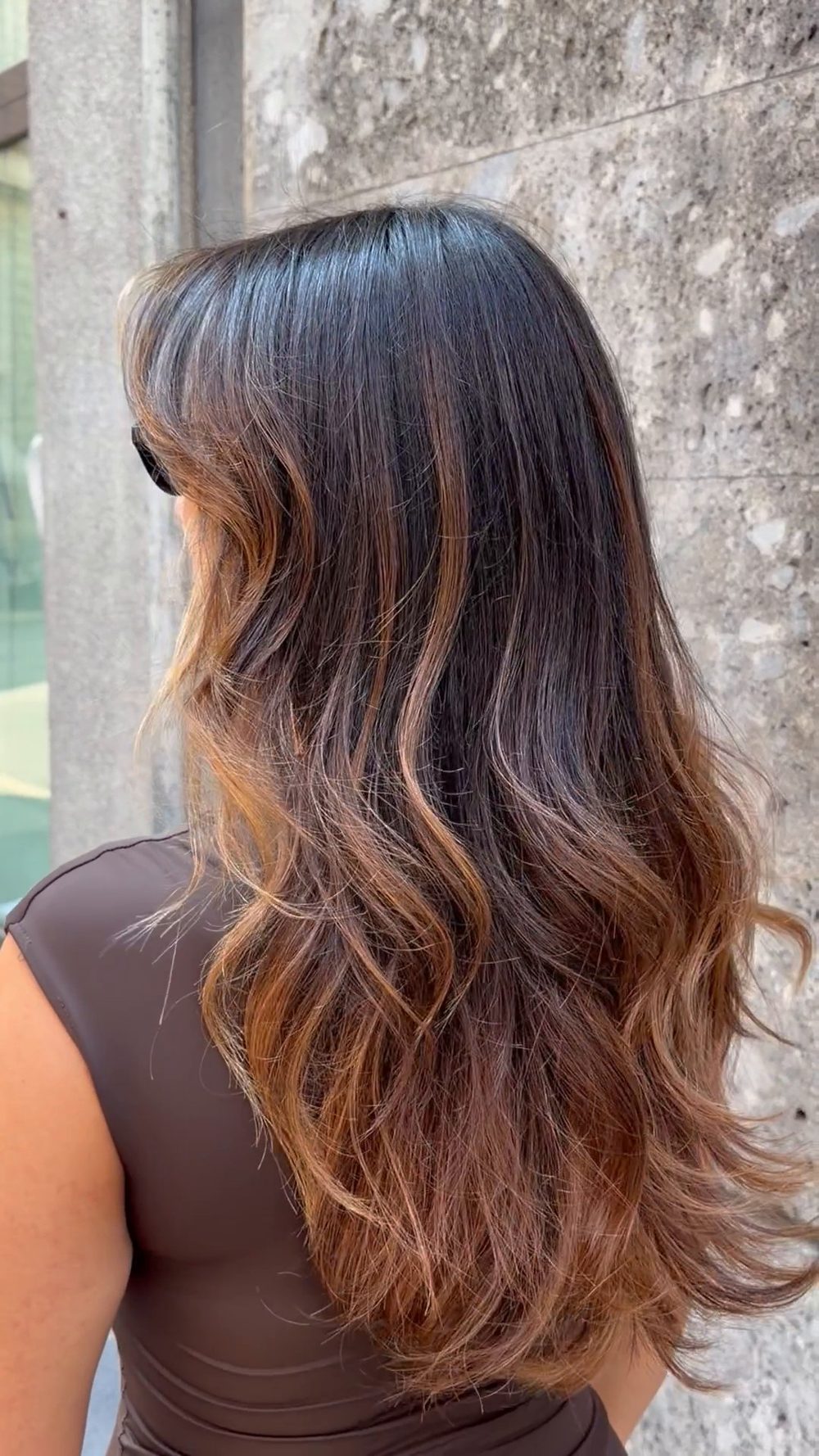 Bruno con schiariture caramel in movimento, per le vie di Milano