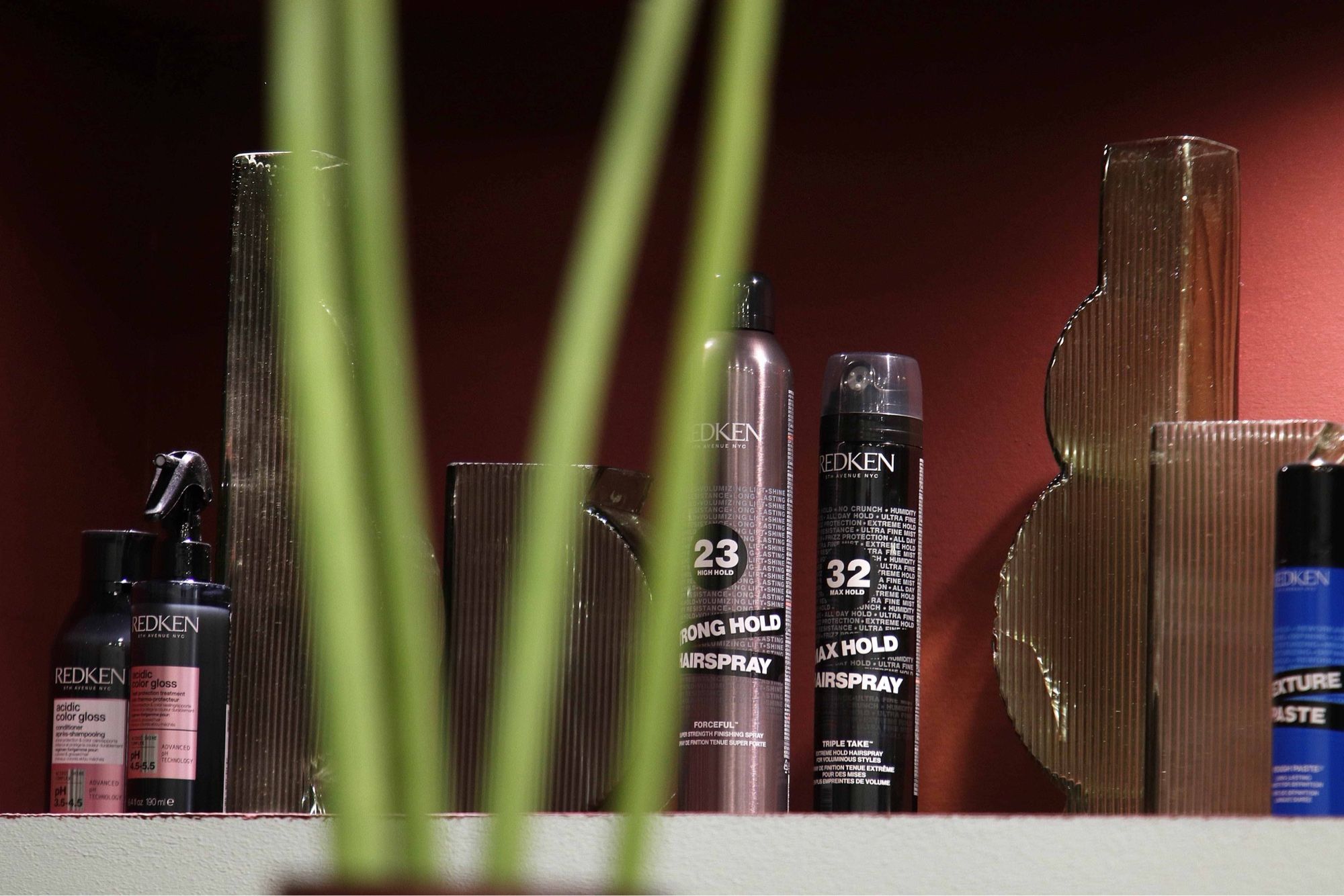 Prodotti professionali sulla mensola bordeaux